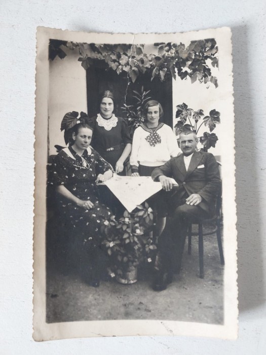 Fotografie veche anii 40, Transilvania, familie cu 2 fiice / fete, tip carte postala, nescrisa