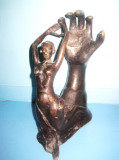 5356-Statuieta modernista marcata AGANSOE-Femeie ingenunchiata cu mana deschisa.