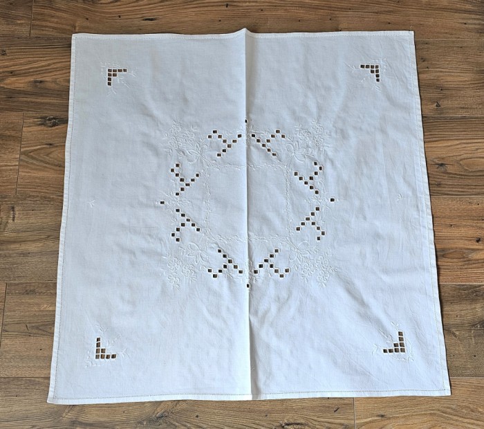 FATA DE MASA VINTAGE DIN BUMBAC GROS CU BRODERIE MANUALĂ SI BRODERIE HARDANGER