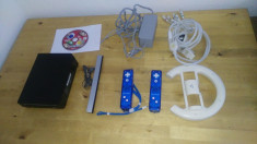 CONSOLA NINTENDO WII + ACCESORII 2 MANETE , SENZOR INCARCATOR CABLURI JOC foto