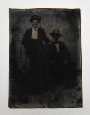 ferotipie fotografie veche pe tabla doi barbati fumatori foto
