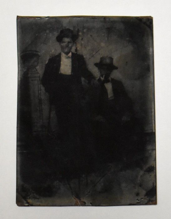 ferotipie fotografie veche pe tabla doi barbati fumatori