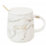 Cana cu capac din ceramica si lingurita Pufo Mind &amp; Life pentru cafea sau ceai, 350 ml, alb