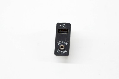Port USB/AUX-In BMW 5 F10 2015 OEM: 9237653 13557975 foto