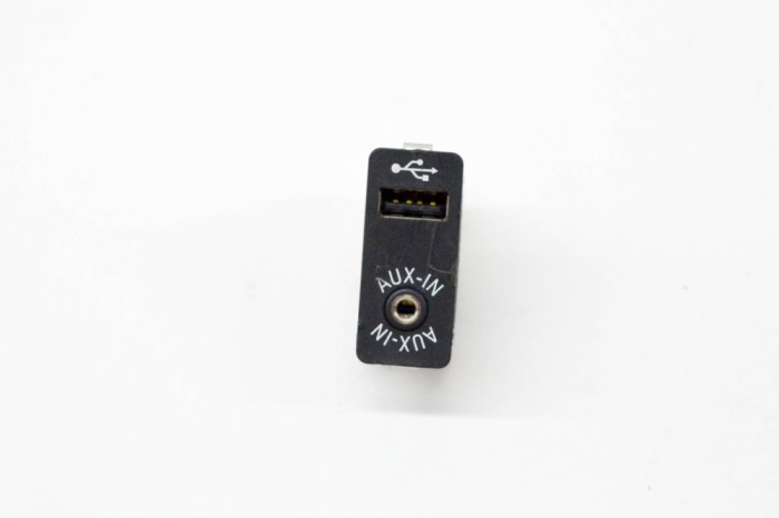 Port USB/AUX-In BMW 5 F10 2015 OEM: 9237653 13557975