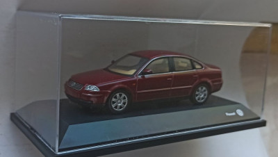 Macheta Volkswagen VW Passat B5.5 Sedan 2001 visiniu - Schuco 1/43 foto