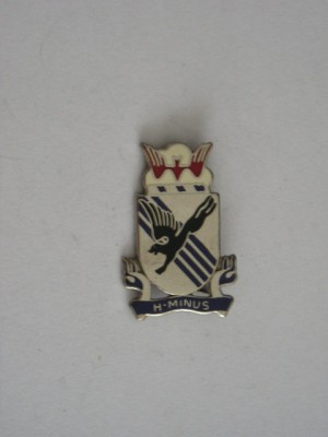 QW9 N 76 - insigna - militar - H - Minus foto