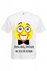 TRICOU PERSONALIZAT MESAJ AMUZANT &amp;quot;DACA RAZI, MA IEI ACASA&amp;quot; foto