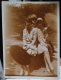 Fotografie, doua tinere cu umbrele si un barbat, perioada interbelica