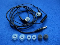 Casti Samsung cu fir pentru telefon sau laptop