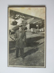 Foto pe carton 140x90 mm din anii 30 cu aviator/pilot roman langa un avion ICAR foto