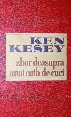 ZBOR DEASUPRA UNUI CUIB DE CUCI foto