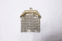 Portofol mic vechi din metal zale