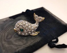 Brosa -delfin peste- INOX placata Aur galben 18k-martisor