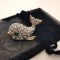 Brosa CU SCULET ORGANZA-delfin peste- INOX placata Aur galben 18k-martisor