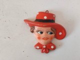 Aplica din ceramica - fetita cu palarie, fabricata in Romania, in anii 1960 -1970, obiect decor era socialista