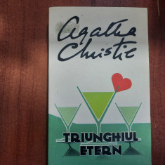 Triunghoul etern de Agatha Christie