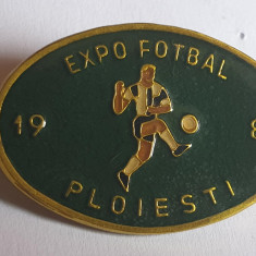 Insigna veche FOTBAL - Expo Fotbal Ploiesti 1989, varianta ovala pe fond verde