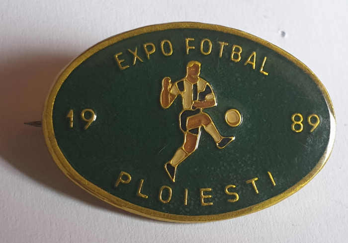 Insigna veche FOTBAL - Expo Fotbal Ploiesti 1989, varianta ovala pe fond verde