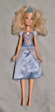 Papusa superba, blonda in rochie bleu, hainute originale, in stare foarte buna, jucarie pentru fetite