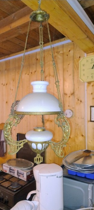 V&acirc;nd 2 lămpi vechi de peste 100 ani