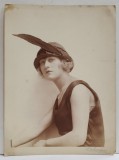 STUDIO FOTO DIN PARIS , TANARA CU PALARIE CU PANA , FOTOGRAFIE DE MODA , INTERBELICA