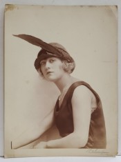 STUDIO FOTO DIN PARIS , TANARA CU PALARIE CU PANA , FOTOGRAFIE DE MODA , INTERBELICA