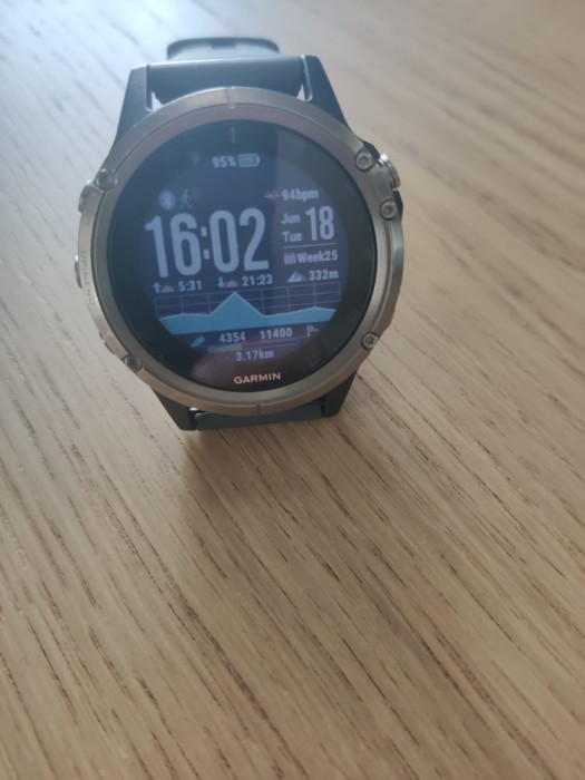 Smartwatch: Garmin fenix 5 plus (Sapphire Crystal Titanium edition)