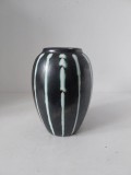 Vază ceramică vintage smălțuită, glazură neagră cu dungi alb-turcoaz, ceramică de atelier, piesă decorativă semnată