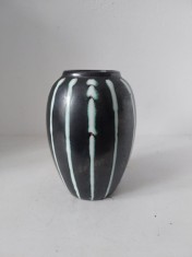 Vază ceramică vintage smălțuită, glazură neagră cu dungi alb-turcoaz, ceramică de atelier, piesă decorativă semnată