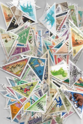 PLIC FILATELIC 25 TIMBRE STRAINE DIFERITE NESTAMPILATE CU FORMA TRIUNGHIULARA foto