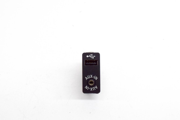 Port USB/AUX-In BMW 7 F01, F02 2014 OEM: 9237653 15200053