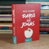 LOIS LOWRY - DARUL LUI JONAS * ILUSTRATII PAUL COX , 2016 ( CARTONATA ) *