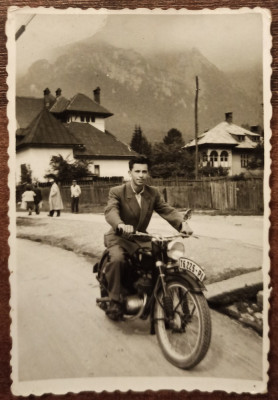 Barbat pe motocicleta, numar de Pitesti// Foto-Saghin, Busteni 1956 foto