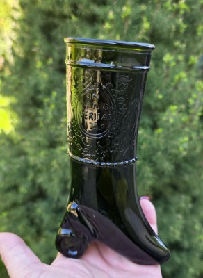 PAHAR VINTAGE &amp;bdquo;In Vino Veritas 1733&amp;rdquo; &amp;Icirc;N FORMĂ DE CIZMĂ foto