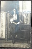 Fotografie tip carte postala, tanara cu ie, perioada interbelica