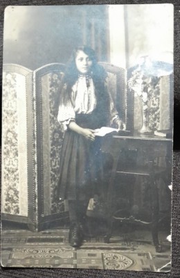 Fotografie tip carte postala, tanara cu ie, perioada interbelica foto