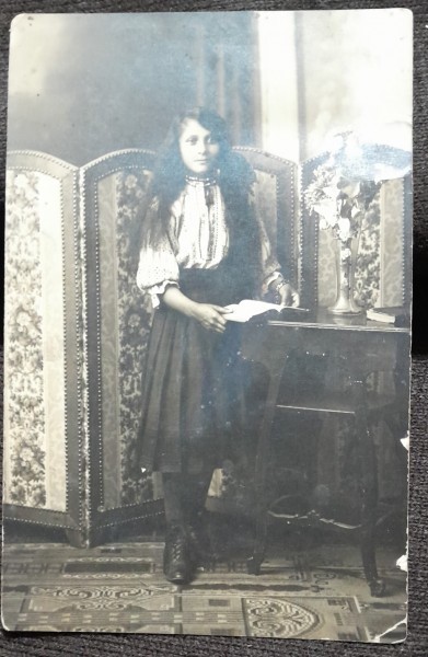 Fotografie tip carte postala, tanara cu ie, perioada interbelica