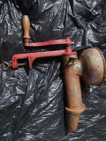 Masina de stors rosii masiva veche,masina manuala,zdrobitor rosii,bulion,ruginita necuratata.Masina de tocat rosii veche,masina de stors rosii manuala