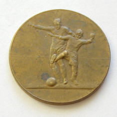 t501 MEDALION DIN BRONZ FOTBAL ANII 1930 NEFOLOSIT