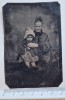 Ferotip (Tintype) bunică &amp; copil &ndash; c.1895&ndash;1900 &ndash; format mic 6&times;9 cm &ndash; studio