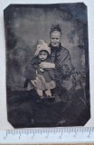 Ferotip (Tintype) bunică &amp; copil &ndash; c.1895&ndash;1900 &ndash; format mic 6&times;9 cm &ndash; studio