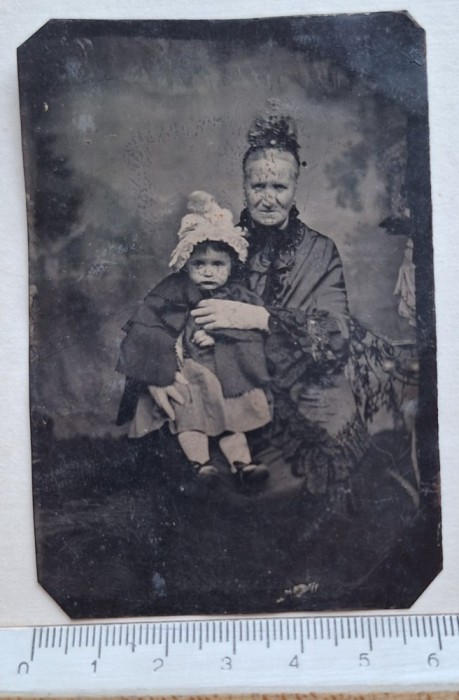 Ferotip (Tintype) bunică &amp; copil &ndash; c.1895&ndash;1900 &ndash; format mic 6&times;9 cm &ndash; studio