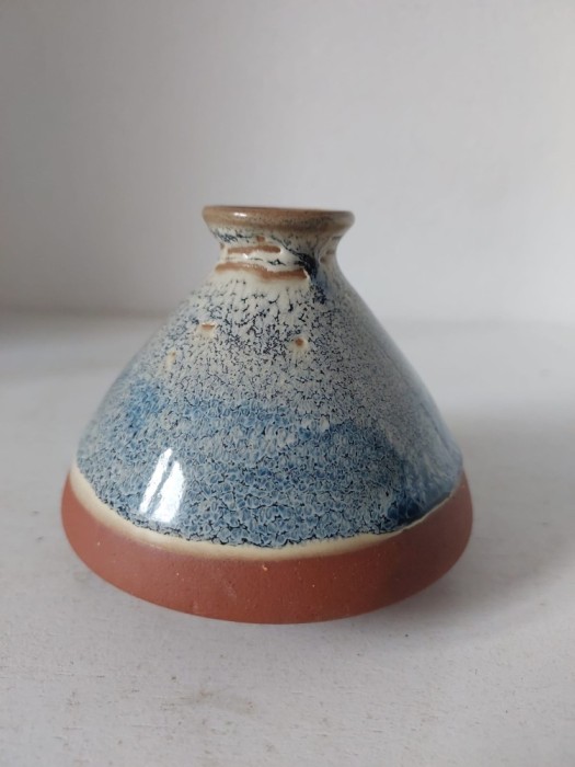 Vaza ceramica mica, partical galzurata cu albastrusi alb, 8cm inaltime x 9cm diametru maxim