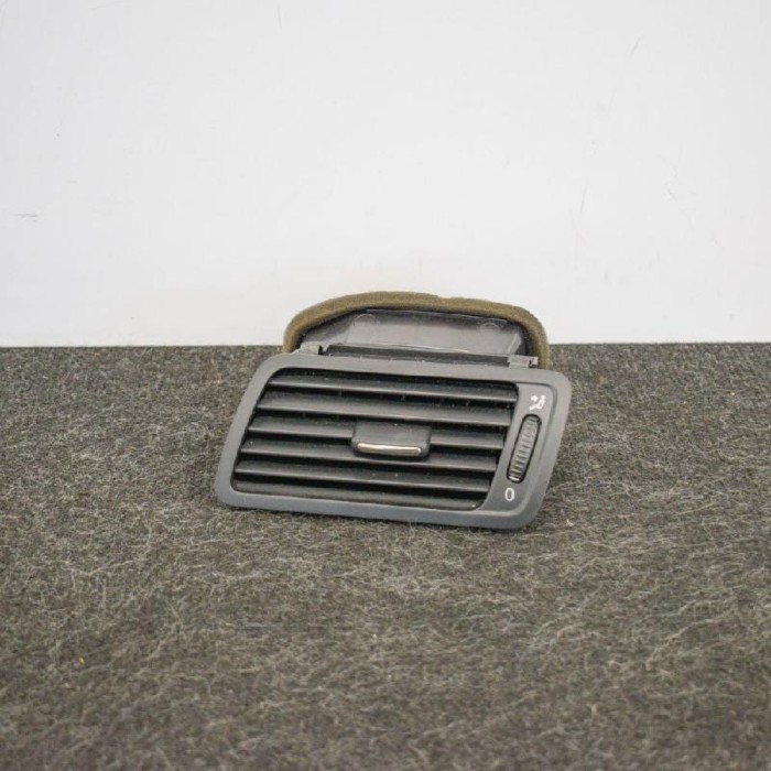 Gura de ventilație planșa de bord VW PASSAT B6 3C2 2010 OEM: 3C2819701E | 2732748