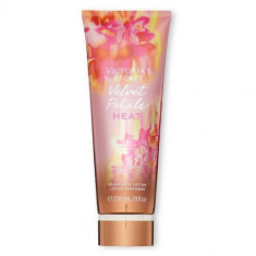 Lotiune de corp parfumata, Victoria&#039;s Secret, Velvet Petals Heat, Sugared Iris &amp; Golden Amber, 236 ml