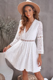 Rochie Dama Albă Dantelă Florală Ocazie, Decolteu Ad&acirc;nc, M&acirc;neci Transparente Clopot, Broderie, Elastică S/M