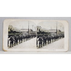 SOLDATI AMERICANI IN MARS PE STRADA , FOTOGRAFIE STEREOSCOPICA , POLICROMA, PE CARTON , PRIMUL RAZBOI MONDIAL