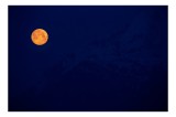 Tablou Canvas, "Luna plină deasupra munților &icirc;ntunecați", Lună, Portocalie, Cer, &Icirc;ntunecat, Pădure, Noapte, Misterios, Siluetă, 39 x 26 cm, CMCLASS