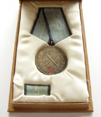 q317 MEDALIA MERITUL MILITAR R.P.R. cl II, IN CUTIE CU BARETA foto